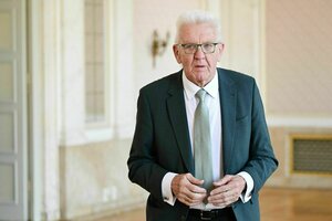 Winfried Kretschmann (Bündnis 90/Die Grünen), Ministerpräsident von Baden-Württemberg, verläßt nach einem Treffen von Politik und Spitzenvertreter von Wirtschaftsverbänden, Kammern und Gewerkschaften zum Austausch zu den von US-Präsident Trump verkündeten