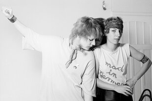 Das Standbild zeigt zwei Frauen mit Punkfrisuren. Die eine hat ihre Hand erhoben und hält ein Messer. Die andere ein T-Shirt mit der Aufschrift "Mad in Germany"