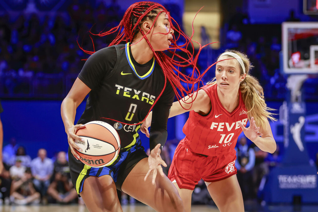 Zwei Basketballspielerinnen in Aktion