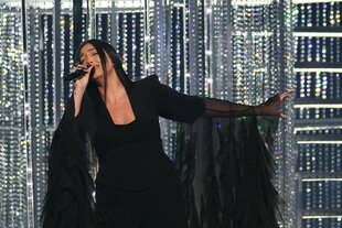 Die israelische Sänderin Yuval Raphael vor einem Glitzervorhang auf der ESC-Bühne