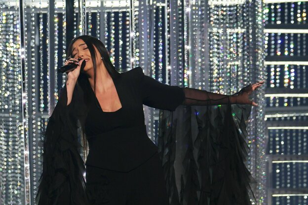 Die israelische Sänderin Yuval Raphael vor einem Glitzervorhang auf der ESC-Bühne