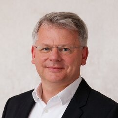 Portrait von Elmar Kriegler