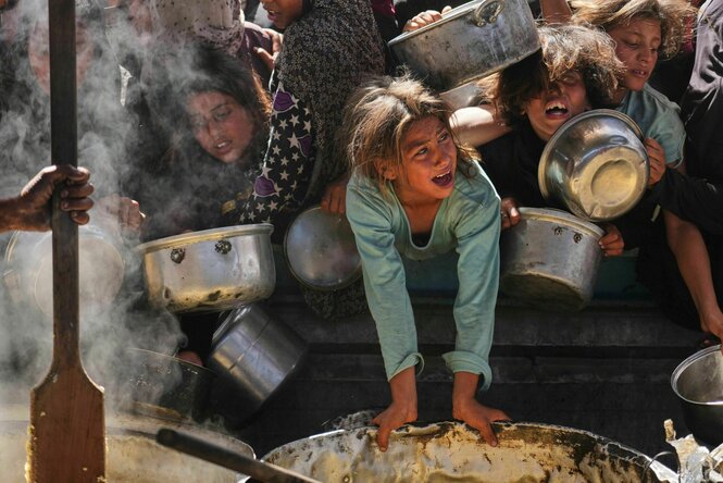 Hungernde ,schreiende Kinder mit ihren Töpfen bei einer Essensausgabe