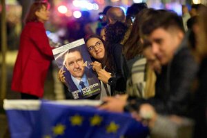 Erleichterung in Bukarest: Eine Anhängerin des Präsidentschaftskandidaten Nicusor Dan mit einem Plakat von ihm in ihren Händen