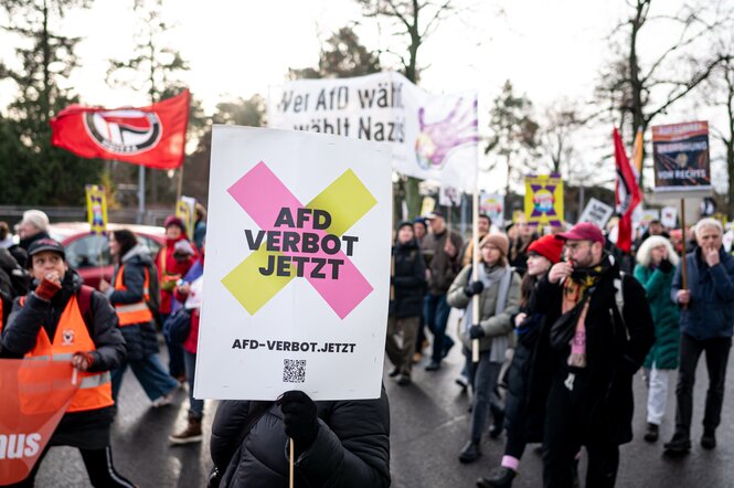 Demonstration, auf dem ein Plakat "AfD Verbot jetzt" fordert.
