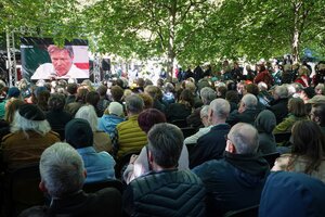 Zu sehen ist eine Leinwand im Besselpark auf dem taz lab 2025. Viele Menschen schauen im Park die Liveübertragung des Gespräches mit Robert Habeck.