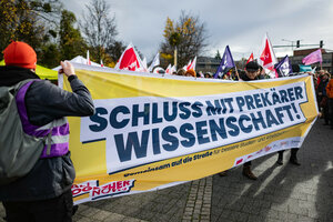 Studierende stehen im Rahmen eines Hochschulaktionstages mit einem Banner „Schluss mit prekärer Wissenschaft!“ am Fritz-Förster-Platz in Dresden.