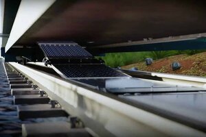 Solarmodule liegen in einem Gleisbett