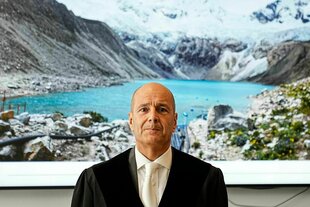 Rolf Meyer vor dem Bild eines Gletschers