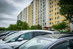Das Bild zeigt Plattenbauten in Marzahn