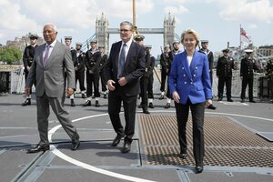Antonio Costa, Keir Starmer und Ursula von der Leyen stehen an Deck eines Militärschiffs, im Hintergrund die Londoner Tower Bridge