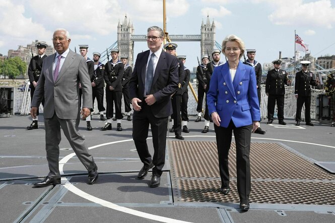 Antonio Costa, Keir Starmer und Ursula von der Leyen stehen an Deck eines Militärschiffs, im Hintergrund die Londoner Tower Bridge