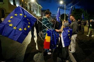 Menschen verkaufen EU Flaggen und rumänischen Flaggen