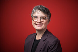Das Porträt einer Frau vor rotem Hintergrund
