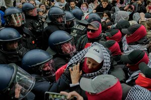 Im Pulk drücken Polizisten und Palästina-Demonstranten gegeneinander