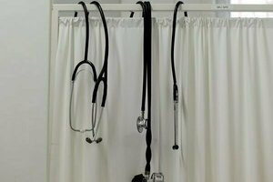 Stetoskope hängen in der Arztpraxis für Obdachlose der MUT Gesellschaft für Gesundheit mbH