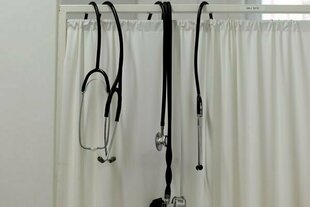 Stetoskope hängen in der Arztpraxis für Obdachlose der MUT Gesellschaft für Gesundheit mbH