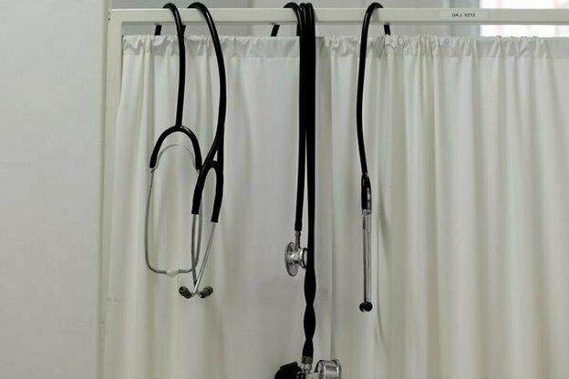 Stetoskope hängen in der Arztpraxis für Obdachlose der MUT Gesellschaft für Gesundheit mbH