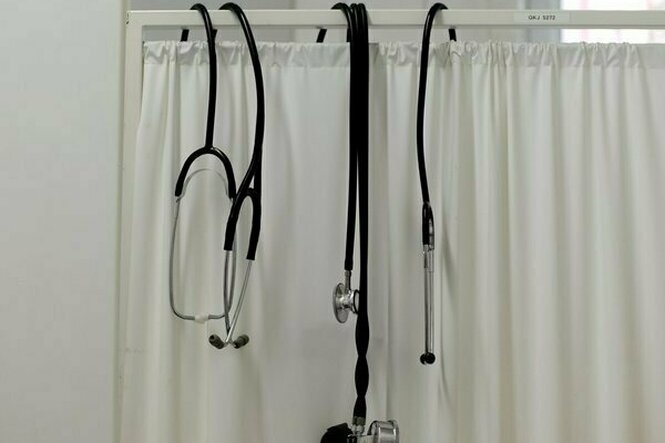 Stetoskope hängen in der Arztpraxis für Obdachlose der MUT Gesellschaft für Gesundheit mbH