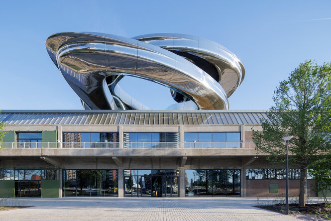 Gebäude mit einer silbernen Spirale auf dem Dach