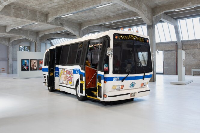 Ein Bus aus Stoff in der Hauptausstellung des Museums