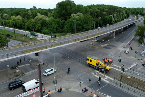 Das Bild zeigt eine kaputte Brücke