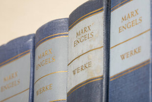 Werke von Karl Marx und Friedrich Engels als gebundene Ausgaben.