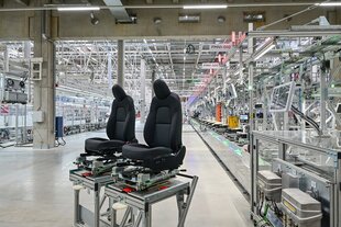 Die Produktion von Sitzen für einen Tesla Model Y ist zum Tag der offenen Tür in einer Produktionshalle der Tesla Gigafactory zu sehen