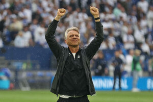 Steffen reißt vor den Fans die Arme jubelnd hoch