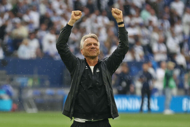 Steffen reißt vor den Fans die Arme jubelnd hoch