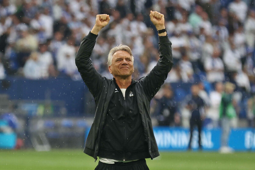 Steffen reißt vor den Fans die Arme jubelnd hoch