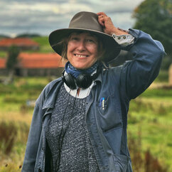 Eine Frau mit Hut