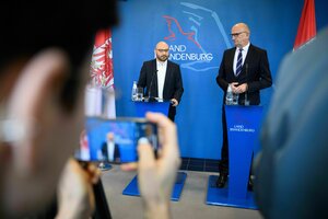 Das Bild zeigt den brandenburgischen Ministerpräsidenten Dietmar Woidke und den parteilosen designierten Innenminister René Wilke, der bisher Oberbürgermeister von Frankfurt/Oder ist.