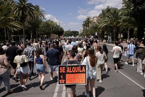 Demonstrierende Menschen mit Schild 