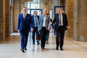 Mehrere Politiker und Politikerinnen laufen einen Bundestagsflur entlang