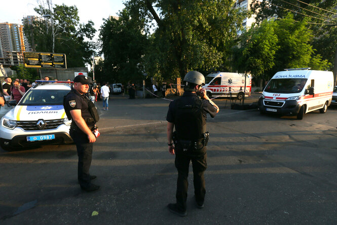 Explosion in Kyjiw, zwei Polizisten stehen am Tatort