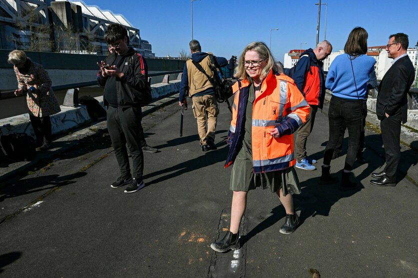 Ute Bonde besichtigt die marode A100-Brücke