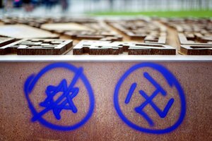 An eine Gedenkstätte ist ein durchgestrichener Davidstern und ein Hakenkreuz gesprayt