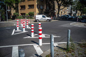 Poller, die auf einer Straße stehen