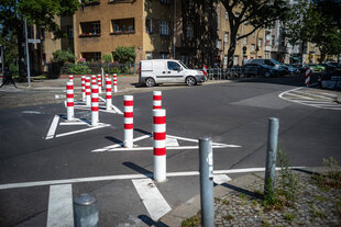 Poller, die auf einer Straße stehen