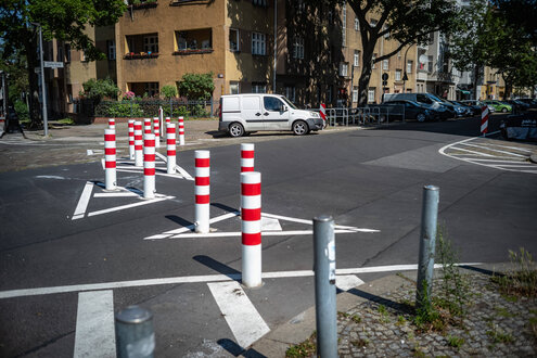 Poller, die auf einer Straße stehen