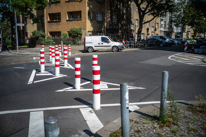 Poller, die auf einer Straße stehen