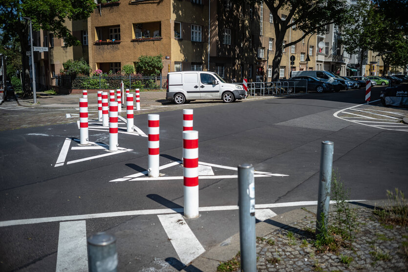 Poller, die auf einer Straße stehen