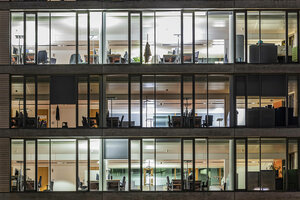 Außenansicht eines beleuchteten Bürogebäudes bei Nacht