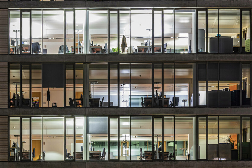 Außenansicht eines beleuchteten Bürogebäudes bei Nacht