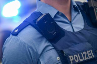 Ein Polizeikommissar trägt eine Bodycam auf seiner Schutzweste