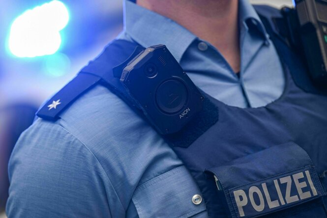 Ein Polizeikommissar trägt eine Bodycam auf seiner Schutzweste