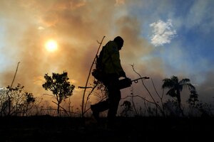 Ein Feuerwehrmann unternimmt Maßnahmen zur Verhinderung von Waldbränden in der brasilianischen Cerrado-Region