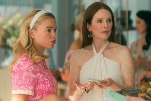 Szenenfoto aus der netflix-Serie "Sirns" mit Julian Moore und Milly Alcock