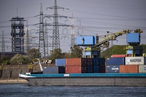 Ein Frachtschiff auf dem Rhein, im Hintergrund das Fördergerüst der stillgelegten Zeche Walsum